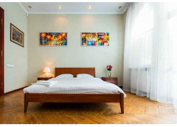 Fabulous 3-room Apartment, Minutes to Rynok Square